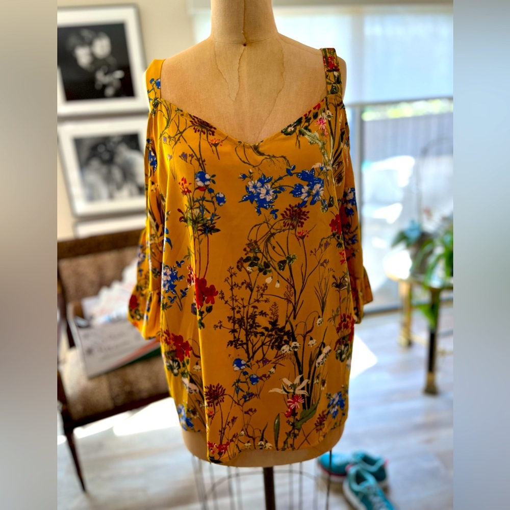 Top, bare shoulder, beautiful flowers size M by Gibson and Latimer
